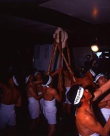 保呂羽堂の年越し祭・餅突き上げ