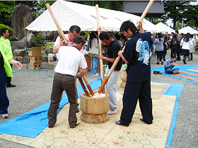 会場では参加者による餅つきも