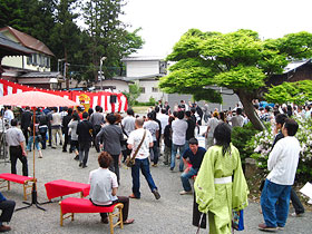 堂森善光寺境内に設けられた供養祭会場